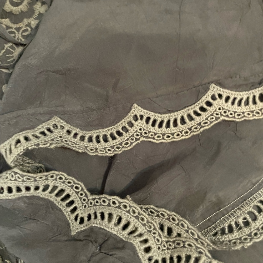 Adorable Johnny Was Medium top silky embroidered neutral - Picture 5 of 5
